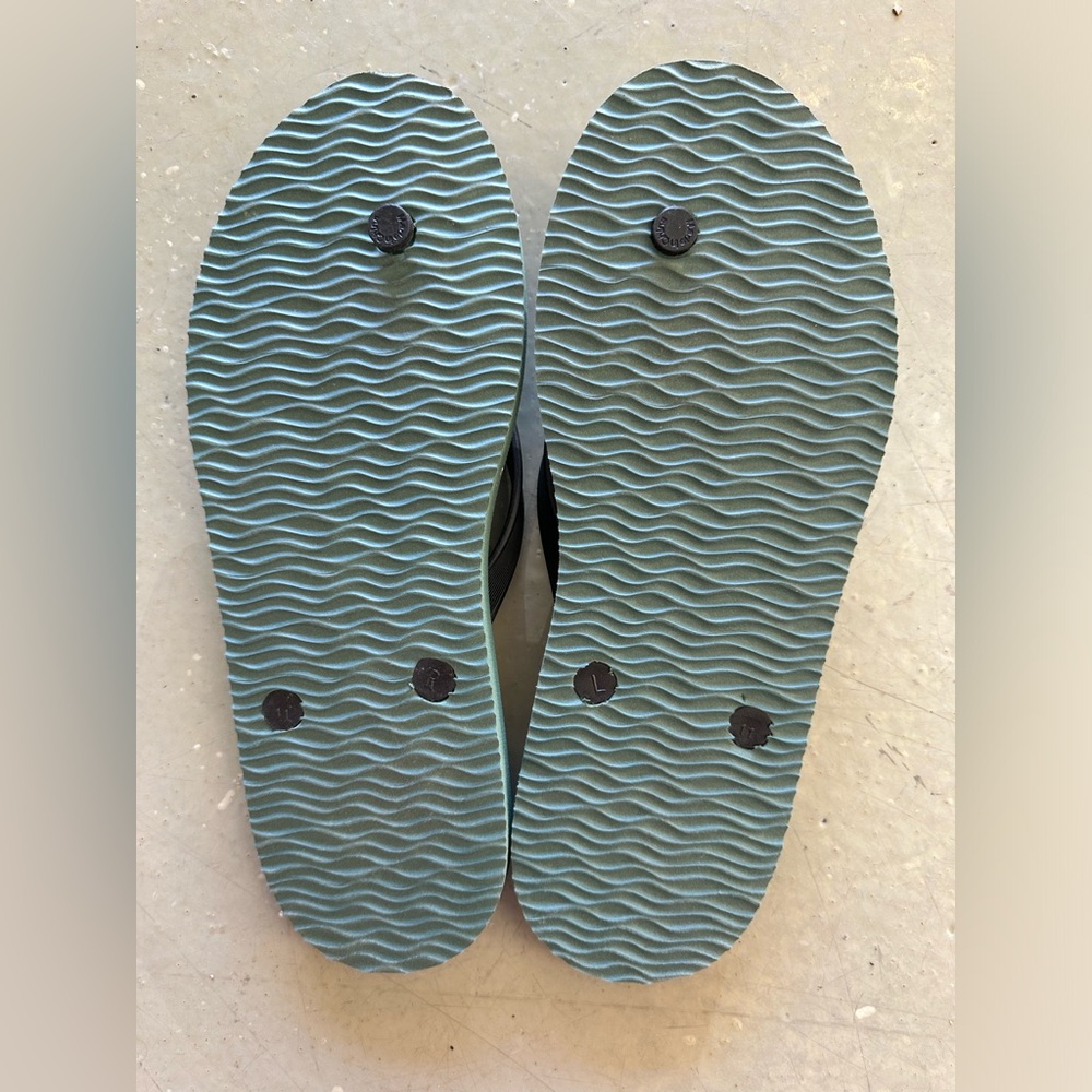 Hurley Flip Flops size 11 - Picture 2 of 3